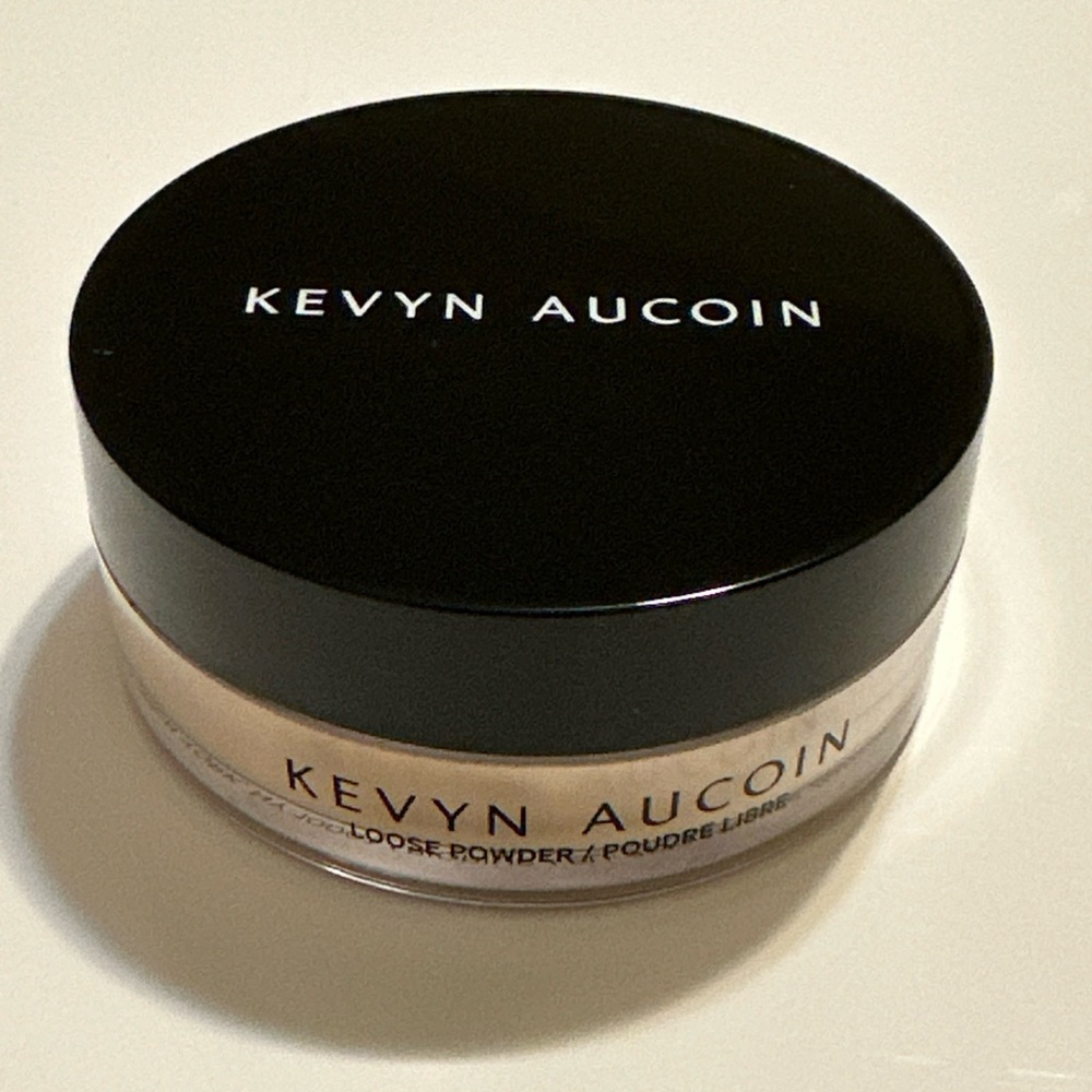 Kevyn Aucoin Loose Powder in Black and Cream